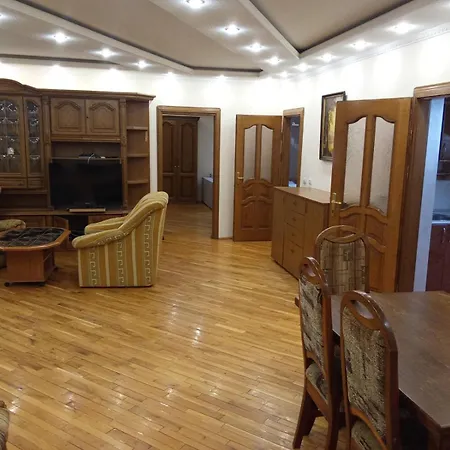 Doba - центр 3 кім 10 місць з двома кондиціонерами ! * Mukachevo