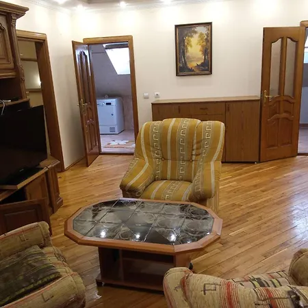 Apartamento Doba - центр 3 кім 10 місць з двома кондиціонерами ! Mukachevo