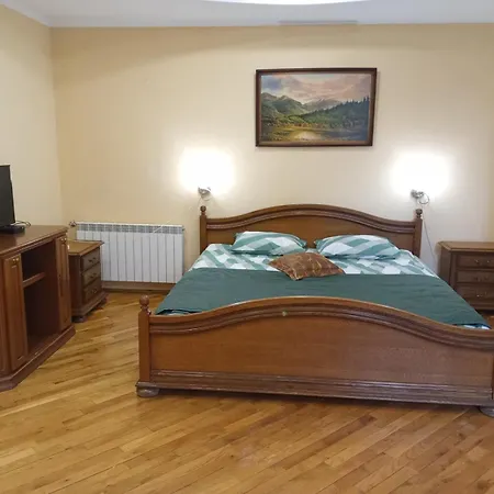 Apartamento Doba - центр 3 кім 10 місць з двома кондиціонерами ! Mukachevo